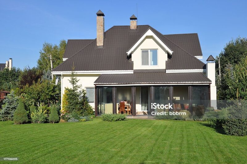 تصميم جلسة خارجية مع إضاءة دافئة